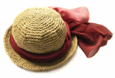 Шляпка с небольшими полями и шелковым шарфом