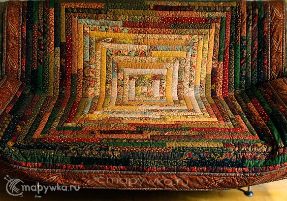 лоскутное одеяло на диване