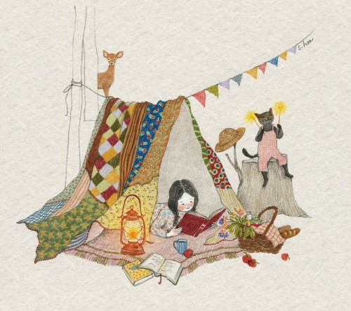 девочка читает книжку в лоскутной палатке