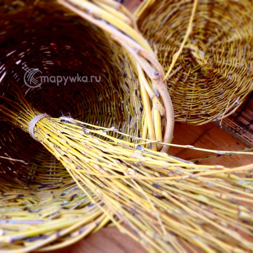 плетение корзины из живой ивовой лозы
