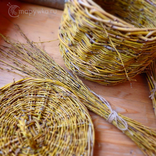 плетение корзины из ивовой лозы