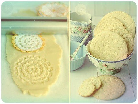 как украсить печенье с помощью вязаной салфетки