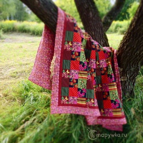 лоскутное одеяло на дереве