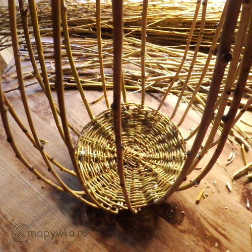 плетение корзины из живой лозы